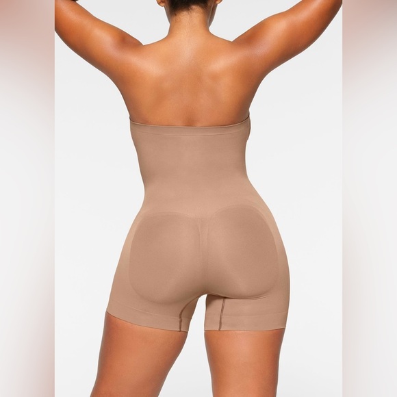 SKIMS Seamless Sculpt Strapless Shortie Bodysuit - NWOT - Color Sienna - SizeXXS - Picture 4 of 5